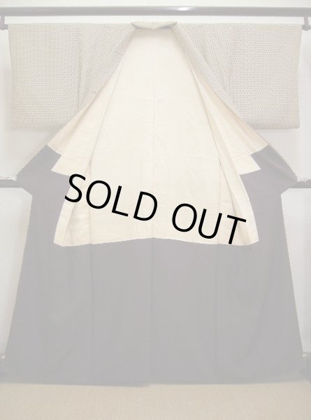 画像2: E1102N 小紋 女性用着物 シルク（正絹）  スモーキーな トープ 幾何学模様 【中古】 【USED】 【リサイクル】 ★★★☆☆ (2)