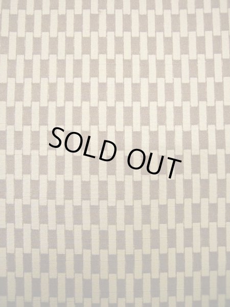 画像4: E1102N 小紋 女性用着物 シルク（正絹）  スモーキーな トープ 幾何学模様 【中古】 【USED】 【リサイクル】 ★★★☆☆ (4)