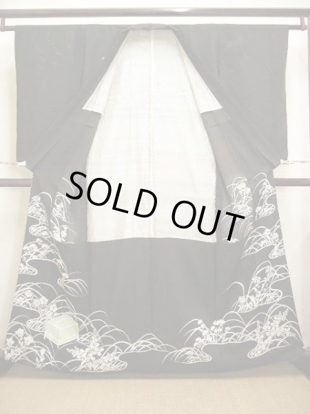 画像2: E1112J 留袖 女性用着物 シルク（正絹）   黒 草 【中古】 【USED】 【リサイクル】 ★★☆☆☆ (2)