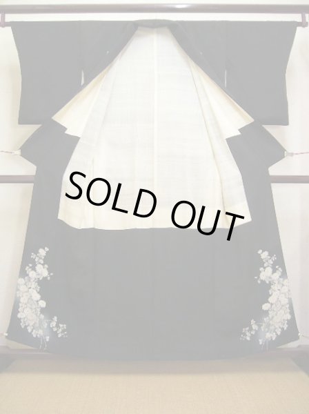 画像2: E723Q 留袖 女性用着物 シルク(正絹)   黒 菊 【中古】 【USED】 【リサイクル】 ★★★☆☆ (2)