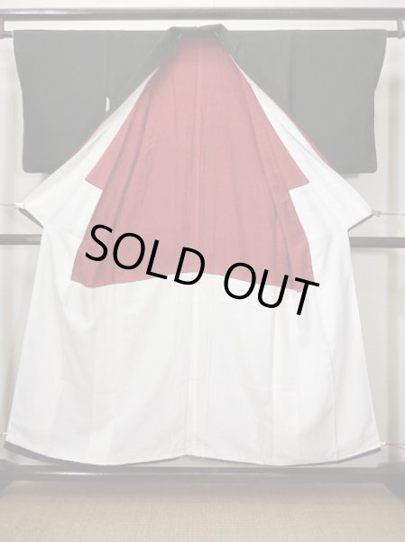 画像2: F0425H 留袖 女性用着物 シルク(正絹)   黒 御所車 【中古】 【USED】 【リサイクル】 ★★★☆☆ (2)