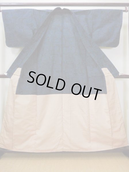 画像2: F0512A 紬 女性用着物 シルク(正絹)  ダークな 青 幾何学模様 【中古】 【USED】 【リサイクル】 ★★★★☆ (2)