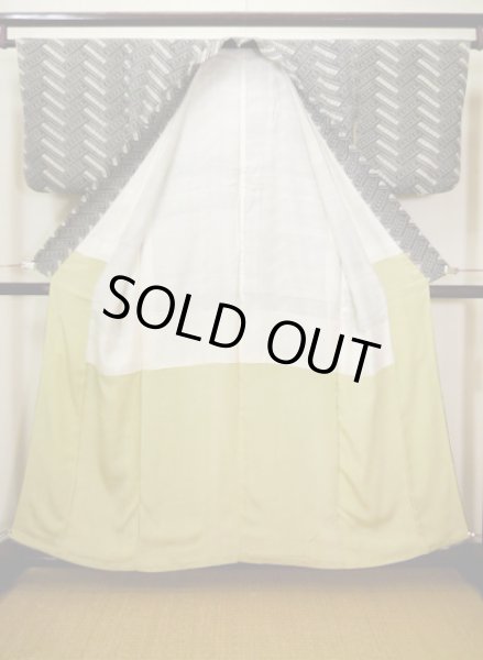 画像2: F0526A 小紋 女性用着物 シルク（正絹）   黒 檜垣文 【中古】 【USED】 【リサイクル】 ★★★☆☆ (2)