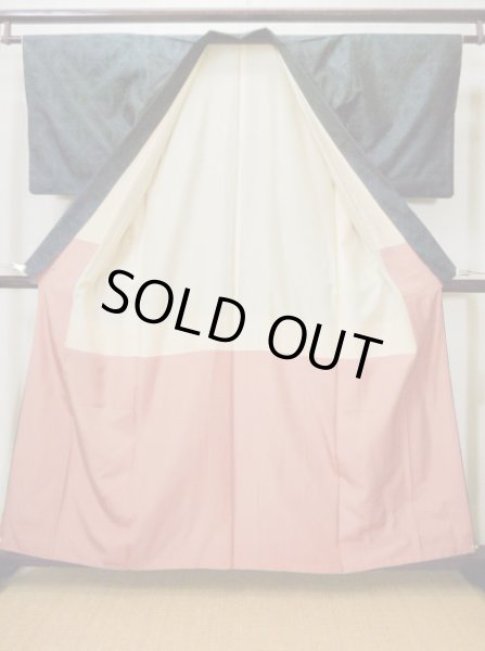 画像2: F0630E 大島紬 女性用着物 緯総絣（よこそうがすり） 近鉄謹製 シルク（正絹）  スモーキーな 黒, 七宝 【中古】 【USED】 【リサイクル】 ★★★★☆ (2)