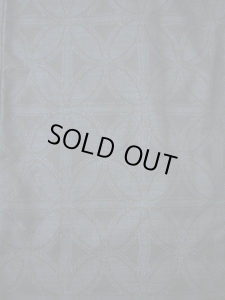 画像3: F0630E 大島紬 女性用着物 緯総絣（よこそうがすり） 近鉄謹製 シルク（正絹）  スモーキーな 黒, 七宝 【中古】 【USED】 【リサイクル】 ★★★★☆ (3)