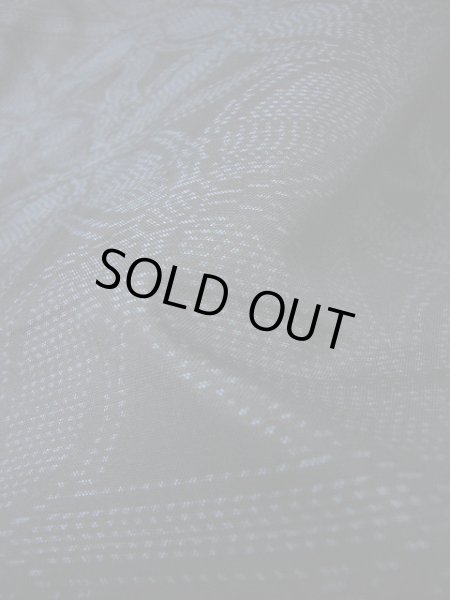 画像8: F0630E 大島紬 女性用着物 緯総絣（よこそうがすり） 近鉄謹製 シルク（正絹）  スモーキーな 黒, 七宝 【中古】 【USED】 【リサイクル】 ★★★★☆ (8)