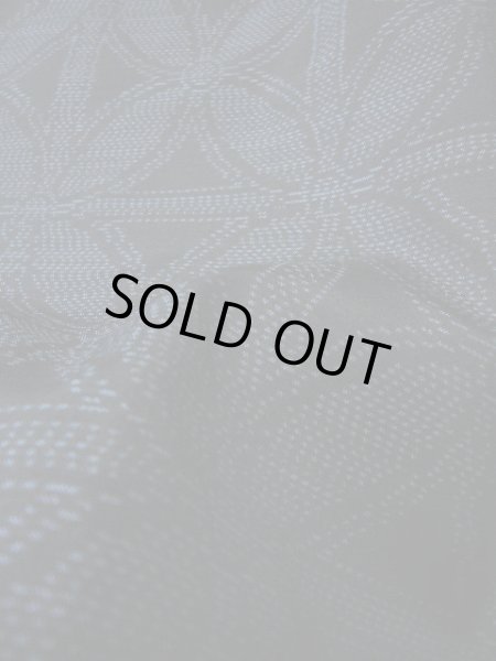 画像9: F0630E 大島紬 女性用着物 緯総絣（よこそうがすり） 近鉄謹製 シルク（正絹）  スモーキーな 黒, 七宝 【中古】 【USED】 【リサイクル】 ★★★★☆ (9)