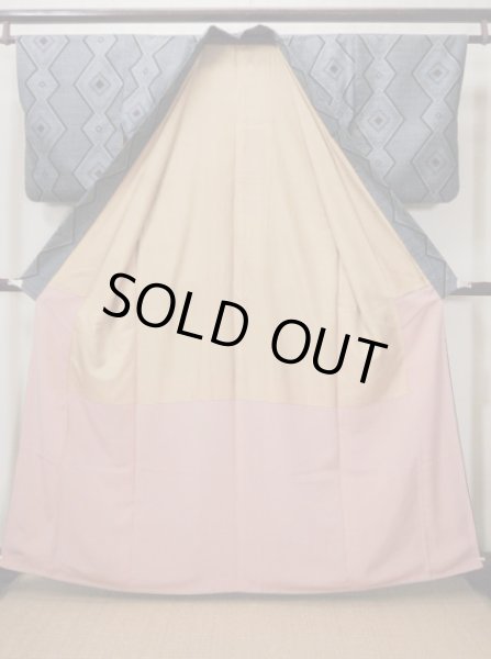 画像2: F0630G 大島紬 女性用着物 経緯併用(たてよこへいよう)絣 シルク（正絹）   グレー（灰色）, 菱 【中古】 【USED】 【リサイクル】 ★★★☆☆ (2)