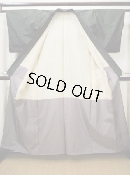 画像2: F1025E 大島紬 女性用着物 縦横絣 縦横絣 シルク（正絹） ダークな 茶色がかった グレー（灰色）, 葉 【中古】 【USED】 【リサイクル】 ★★★☆☆ (2)