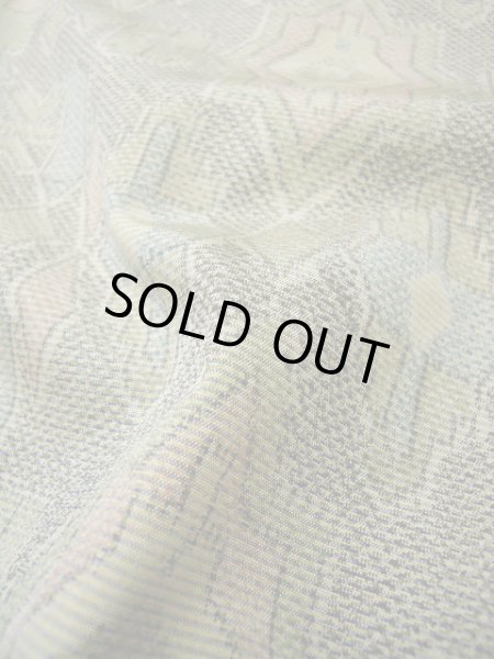 画像11: F1025J 大島紬 女性用着物 縦横絣 縦横絣 シルク(正絹) スモーキーな 薄い グリーン(緑), 十字 【中古】 【USED】 【リサイクル】 ★★★☆☆ (11)