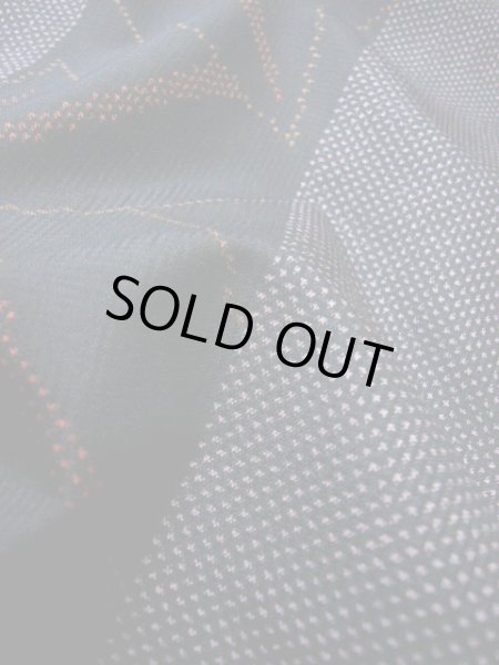 画像9: F1025S 大島紬 女性用着物 縦横絣 縦横絣 シルク(正絹)   黒, 縞 【中古】 【USED】 【リサイクル】 ★★★☆☆ (9)