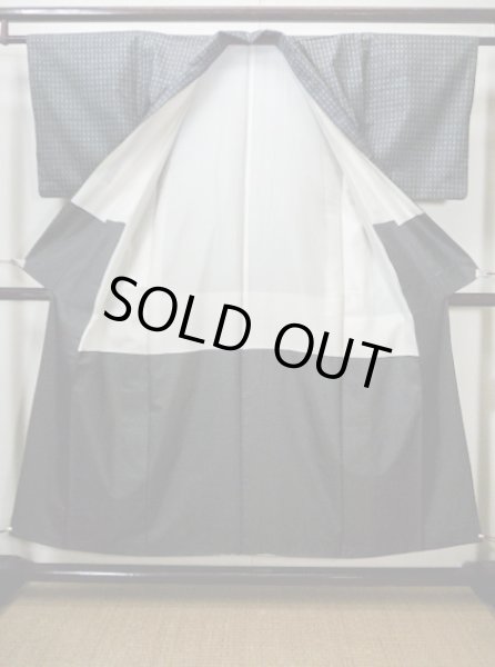 画像2: F1025T 大島紬 女性用着物 縦横絣 縦横絣 シルク(正絹) ダークな 青みのある 黒, 丸 【中古】 【USED】 【リサイクル】 ★★☆☆☆ (2)