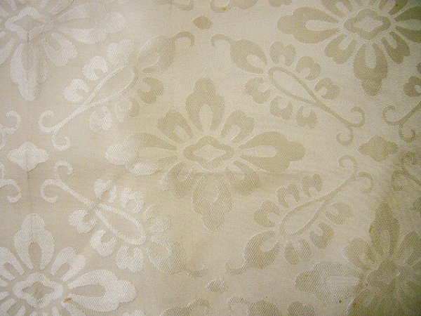 画像4: F1202J 打掛 女性用着物  シルク(正絹)  スモーキーな オフ ホワイト, 花菱 【中古】 【USED】 【リサイクル】 ★☆☆☆☆ (4)