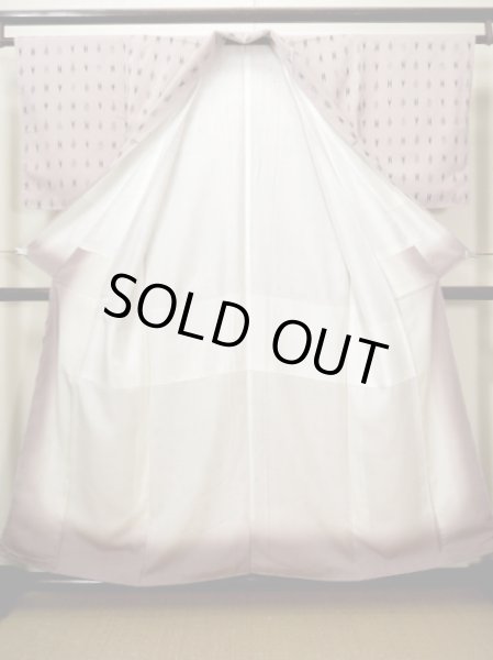 画像2: F1212N 織 女性用着物  シルク(正絹) クリーミーな 薄い ピンク, 抽象的模様 【中古】 【USED】 【リサイクル】 ★★☆☆☆ (2)