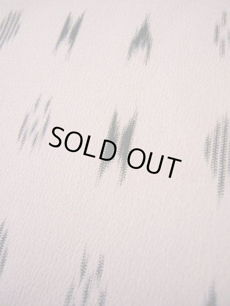 画像5: F1212N 織 女性用着物  シルク(正絹) クリーミーな 薄い ピンク, 抽象的模様 【中古】 【USED】 【リサイクル】 ★★☆☆☆ (5)