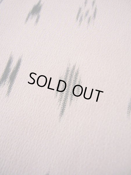 画像6: F1212N 織 女性用着物  シルク(正絹) クリーミーな 薄い ピンク, 抽象的模様 【中古】 【USED】 【リサイクル】 ★★☆☆☆ (6)