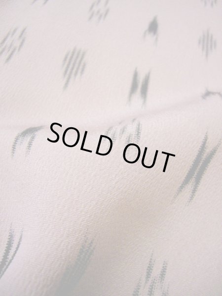 画像7: F1212N 織 女性用着物  シルク(正絹) クリーミーな 薄い ピンク, 抽象的模様 【中古】 【USED】 【リサイクル】 ★★☆☆☆ (7)