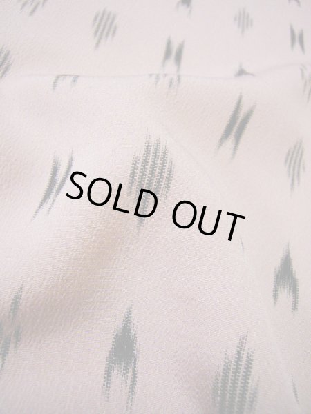 画像8: F1212N 織 女性用着物  シルク(正絹) クリーミーな 薄い ピンク, 抽象的模様 【中古】 【USED】 【リサイクル】 ★★☆☆☆ (8)