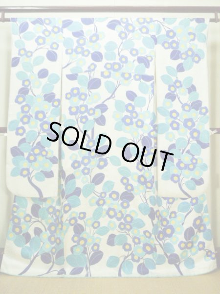 画像2: F1216G 振袖 女性用着物  シルク(正絹)  シャイニーな オフ ホワイト, 花 【中古】 【USED】 【リサイクル】 ★★★★☆ (2)