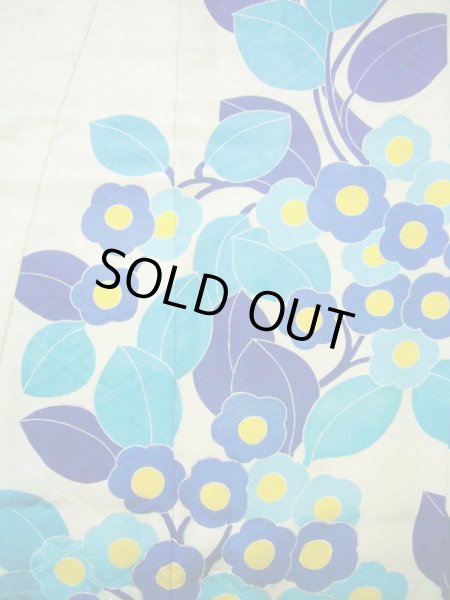 画像5: F1216G 振袖 女性用着物  シルク(正絹)  シャイニーな オフ ホワイト, 花 【中古】 【USED】 【リサイクル】 ★★★★☆ (5)