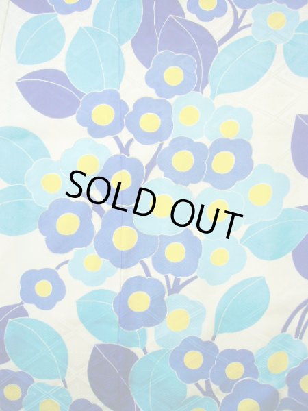 画像6: F1216G 振袖 女性用着物  シルク(正絹)  シャイニーな オフ ホワイト, 花 【中古】 【USED】 【リサイクル】 ★★★★☆ (6)