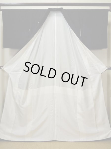 画像2: G0123S 黒留袖 女性用着物 家紋:剣かたばみ シルク(正絹)   黒, 椿 【中古】 【USED】 【リサイクル】 ★★☆☆☆ (2)