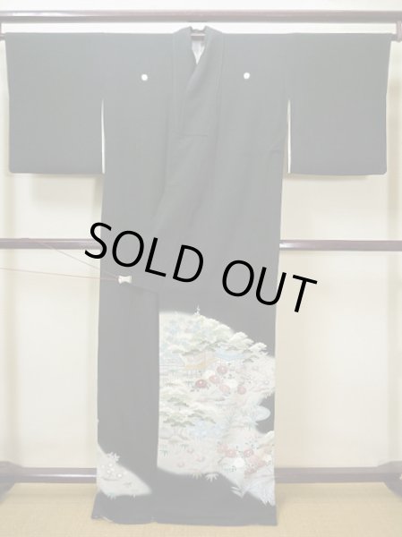 画像3: G0123S 黒留袖 女性用着物 家紋:剣かたばみ シルク(正絹)   黒, 椿 【中古】 【USED】 【リサイクル】 ★★☆☆☆ (3)