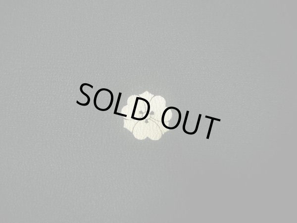 画像4: G0123S 黒留袖 女性用着物 家紋:剣かたばみ シルク(正絹)   黒, 椿 【中古】 【USED】 【リサイクル】 ★★☆☆☆ (4)