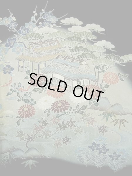 画像9: G0123S 黒留袖 女性用着物 家紋:剣かたばみ シルク(正絹)   黒, 椿 【中古】 【USED】 【リサイクル】 ★★☆☆☆ (9)