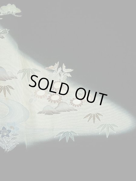 画像10: G0123S 黒留袖 女性用着物 家紋:剣かたばみ シルク(正絹)   黒, 椿 【中古】 【USED】 【リサイクル】 ★★☆☆☆ (10)