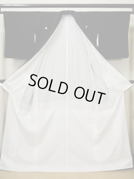 画像2: G0127C 黒留袖 女性用着物 家紋:桐 シルク(正絹)   黒, 紫陽花 【中古】 【USED】 【リサイクル】 ★★★★☆ (2)