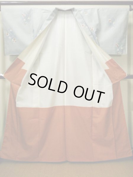 画像2: G0302V 紬 女性用着物  シルク(正絹) スモーキーな 薄い 水色, 花 【中古】 【USED】 【リサイクル】 ★★★★☆ (2)