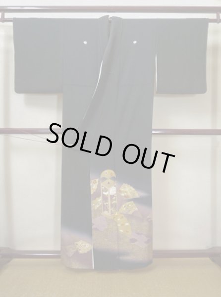 画像2: G0508R 黒留袖 女性用着物 家紋：蔦 シルク（正絹）   黒, 菊 【中古】 【USED】 【リサイクル】 ★★☆☆☆ (2)