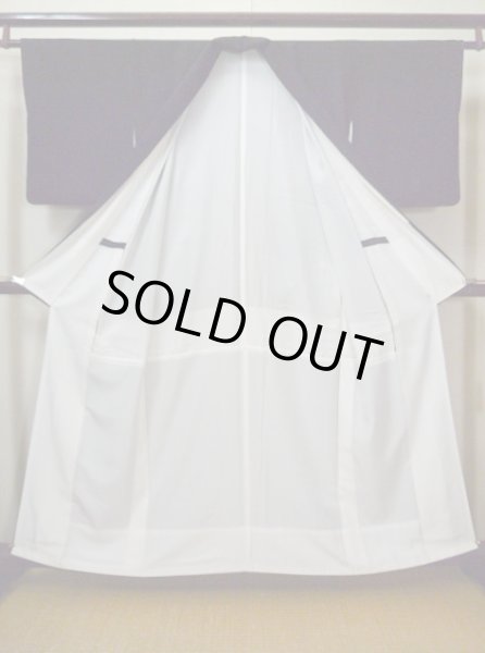 画像3: G0508R 黒留袖 女性用着物 家紋：蔦 シルク（正絹）   黒, 菊 【中古】 【USED】 【リサイクル】 ★★☆☆☆ (3)