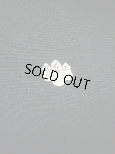 画像4: G0508R 黒留袖 女性用着物 家紋：蔦 シルク（正絹）   黒, 菊 【中古】 【USED】 【リサイクル】 ★★☆☆☆ (4)