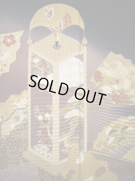 画像8: G0508R 黒留袖 女性用着物 家紋：蔦 シルク（正絹）   黒, 菊 【中古】 【USED】 【リサイクル】 ★★☆☆☆ (8)