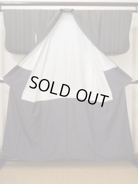 画像2: G0526H 小紋 女性用着物  シルク(正絹) スモーキーな 薄い 黒, 縞 【中古】 【USED】 【リサイクル】 ★★★☆☆ (2)