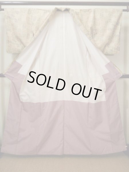 画像2: G0526U 小紋 女性用着物 染大島紬 シルク（正絹）  クリーミーな ベージュ, 抽象的模様 【中古】 【USED】 【リサイクル】 ★★★☆☆ (2)