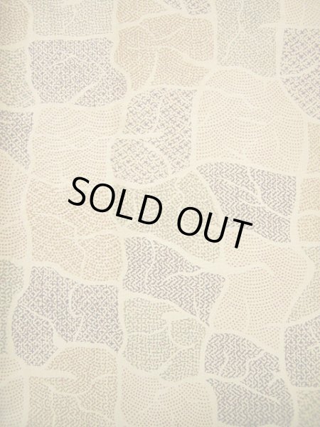 画像4: G0526U 小紋 女性用着物 染大島紬 シルク（正絹）  クリーミーな ベージュ, 抽象的模様 【中古】 【USED】 【リサイクル】 ★★★☆☆ (4)