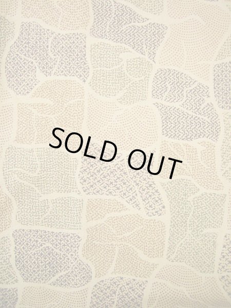 画像5: G0526U 小紋 女性用着物 染大島紬 シルク（正絹）  クリーミーな ベージュ, 抽象的模様 【中古】 【USED】 【リサイクル】 ★★★☆☆ (5)