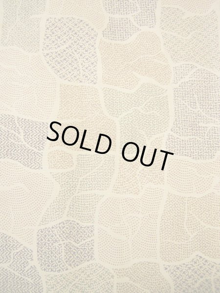 画像6: G0526U 小紋 女性用着物 染大島紬 シルク（正絹）  クリーミーな ベージュ, 抽象的模様 【中古】 【USED】 【リサイクル】 ★★★☆☆ (6)