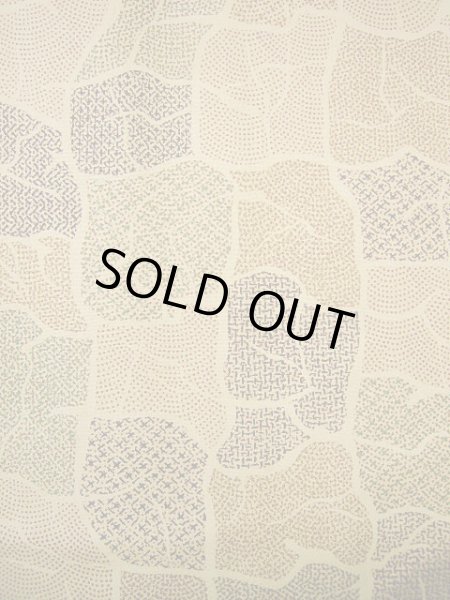 画像7: G0526U 小紋 女性用着物 染大島紬 シルク（正絹）  クリーミーな ベージュ, 抽象的模様 【中古】 【USED】 【リサイクル】 ★★★☆☆ (7)