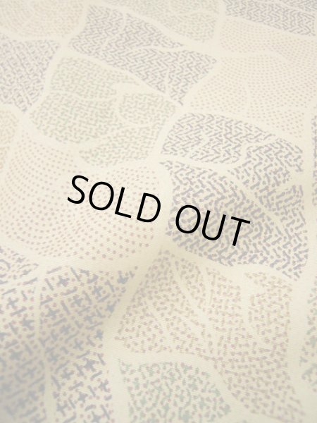 画像8: G0526U 小紋 女性用着物 染大島紬 シルク（正絹）  クリーミーな ベージュ, 抽象的模様 【中古】 【USED】 【リサイクル】 ★★★☆☆ (8)