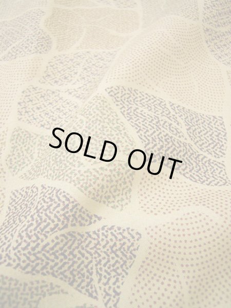 画像9: G0526U 小紋 女性用着物 染大島紬 シルク（正絹）  クリーミーな ベージュ, 抽象的模様 【中古】 【USED】 【リサイクル】 ★★★☆☆ (9)