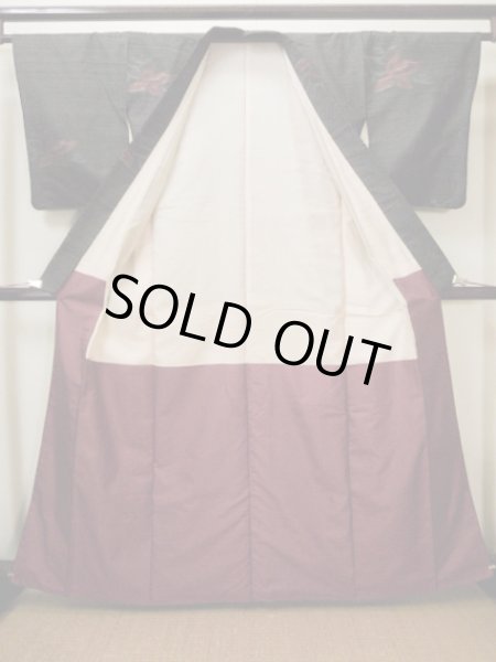 画像2: G0601D 紬 女性用着物  シルク(正絹)  スモーキーな 黒, 花 【中古】 【USED】 【リサイクル】 ★★★★☆ (2)