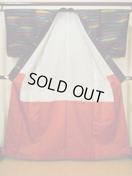 画像2: G0602B 紬 女性用着物  シルク(正絹)  スモーキーな 黒, 縞 【中古】 【USED】 【リサイクル】 ★★★★★ (2)