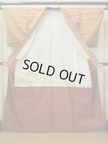 画像2: G0602C 紬 女性用着物  シルク(正絹) 薄い 茶色がかった オレンジ, 縞 【中古】 【USED】 【リサイクル】 ★★★★☆ (2)