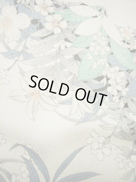 画像8: G0608Y 小紋 女性用着物  シルク(正絹)  シャイニーな オフ ホワイト, 百合 【新古品】 【USED】 【リサイクル】 ★★★★★ (8)