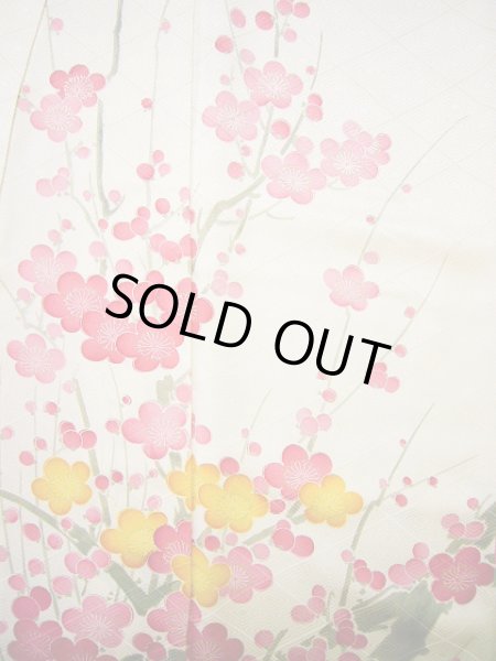 画像6: G0630H 振袖 女性用着物  シルク（正絹）  シャイニーな オフ　ホワイト, 梅 【中古】 【USED】 【リサイクル】 ★★★★☆ (6)