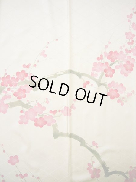 画像8: G0630H 振袖 女性用着物  シルク（正絹）  シャイニーな オフ　ホワイト, 梅 【中古】 【USED】 【リサイクル】 ★★★★☆ (8)